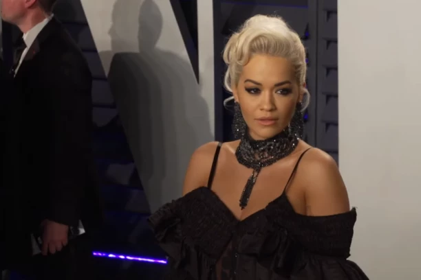 Nakon AFERE sa DRUGARICOM I DEČKOM, pevačica REKLA "DA"?! Pričalo se i da je bila sa OŽENJENIM SPORTISTOM, a sada rešila da se SKRASI!