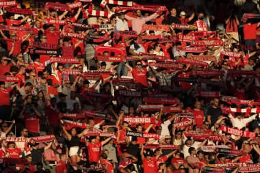 HULIGANI DIVLJAJU EVROPOM: Brutalne scene na ulicama pitomog španskog grada, napuljska policija osujetila obračun velikih razmera