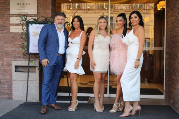 Bane Bojanić ćerki za 18. rođendan priredio proslavu za PAMĆENJE! Pevač ima TRI naslednice, a o njihovoj lepoti bruji čitava javnost! (FOTO)