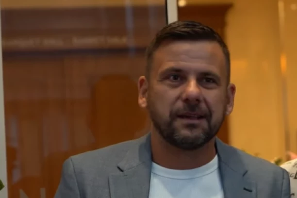 POZDRAVLJA SUPRUGU, A DRUGA GA HVATA... Nova afera Mikice Bojanića trese Zadrugu!