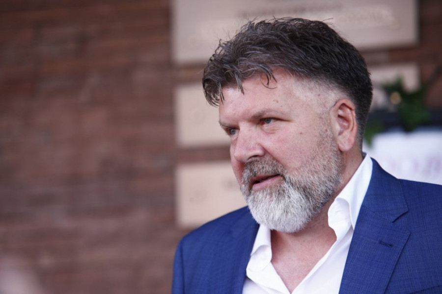 ZBOG "ZEMUNSKOG KLANA" POBEGAO IZ ZEMLJE, A DANAS JE SLETEO U SRBIJU: Da li se sećate OVOG pevača, niko ga nije prepoznao! (VIDEO)