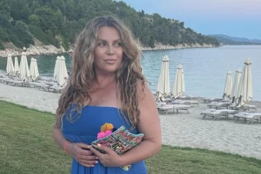 Indira Radić se UTROSTRUČILA! Šta joj se desilo? Pevačicinim izgledom svi ŠOKIRANI! (FOTO)