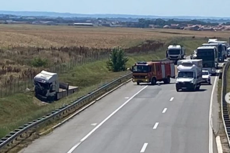 SAOBRAĆAJNI KOLAPS NA AUTO-PUTU KOD BEOGRADA U OBA SMERA! Dve teške saobraćajne nesreće! Ima povređenih! (VIDEO)