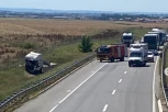 SAOBRAĆAJNI KOLAPS NA AUTO-PUTU KOD BEOGRADA U OBA SMERA! Dve teške saobraćajne nesreće! Ima povređenih! (VIDEO)
