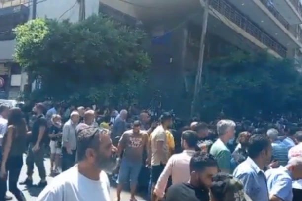 TALAČKA KRIZA U BEJRUTU! Libanac zarobio radnike u banci i puca, ne daju mu njegove pare zbog MERA ŠTEDNJE! Trebaju mu za lečenje oca! (VIDEO)