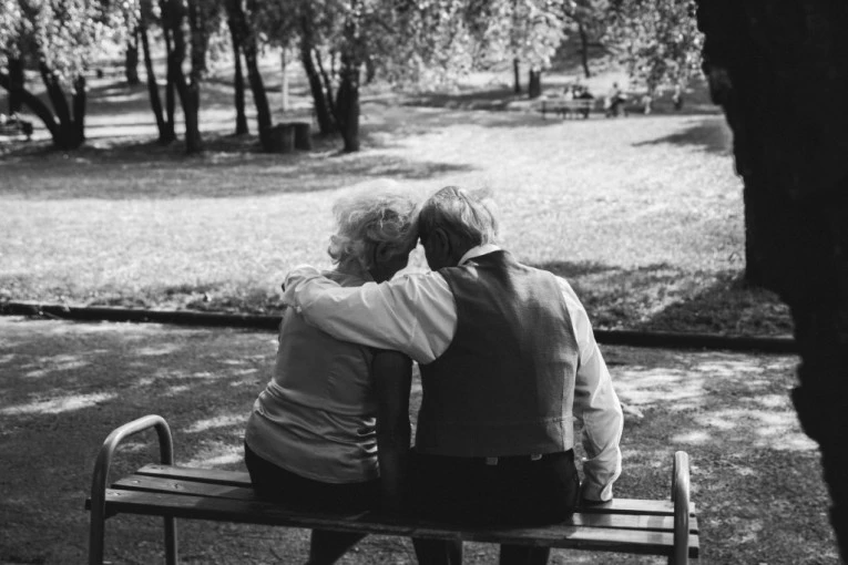 REKLA "DA" I UMRLA - ŠKOLSKA LJUBAV SE ZAVRŠILA TRAGIČNO! Majka dvoje dece preminula na dan venčanja!