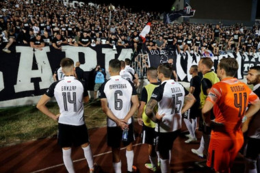 Grobari napali igrače nakon sramote od AEK-a! Skidali im dresove, maltreirali ih! (VIDEO)