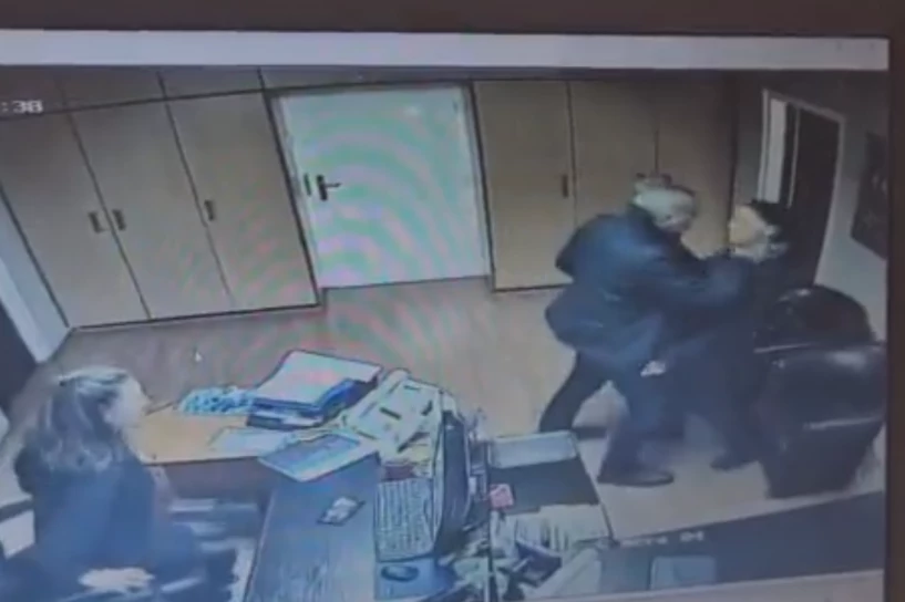 DIREKTOR ZAVODA ZA SPORT I MEDICINU SPORTA ZLOSTAVLJAO RADNICE? Objavljen snimak: Bojović preti, unosi im se u lice i gura ih! (VIDEO)