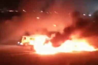 ARGENTINCI POTPUNO SKRENULI: Besni navijači ZAPALILI automobile svojih fudbalera! (VIDEO)