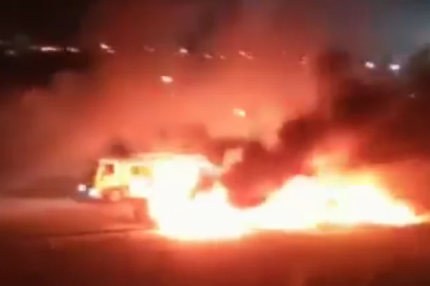 ARGENTINCI POTPUNO SKRENULI: Besni navijači ZAPALILI automobile svojih fudbalera! (VIDEO)