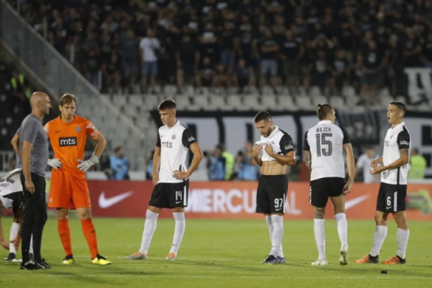 MALTRETIRANJE SE NASTAVILO I VAN STADIONA: Navijači vređali fudbalere Partizana i ispred svlačionice! (VIDEO)