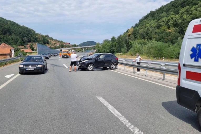 UDES NA AUTO-PUTU MILOŠ VELIKI! Kombi prevrnut, automobil se zakucao u bankinu! (FOTO)