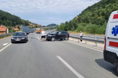 UDES NA AUTO-PUTU MILOŠ VELIKI! Kombi prevrnut, automobil se zakucao u bankinu! (FOTO)