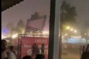 TRAGEDIJA U ŠPANIJI! Jak vetar srušio binu na festivalu, jedna osoba POGINULA (VIDEO)