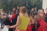 SRBIJA DO KENIJE! Snimak svadbe u centru Beograda raznežio prolaznike: Mlada i svatovi se vesele uz trube! (VIDEO)