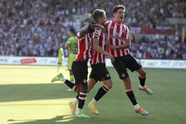 Mančester se raspao protiv Brentforda! Bruka i sramota!