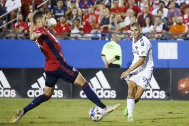 JOVELJIĆ IGRA SEZONU ŽIVOTA: Nova majstorija srpskog napadača! (VIDEO)