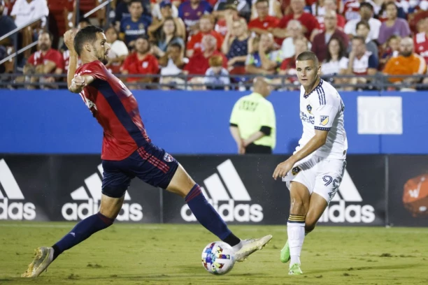 JOVELJIĆ IGRA SEZONU ŽIVOTA: Nova majstorija srpskog napadača! (VIDEO)