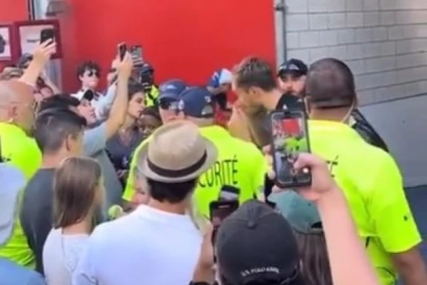 OBEZBEĐENJE IH RAZDVOJILO: Navijač isprozivao Medvedeva, Rus momentalno krenuo da se obračuna sa njim! (VIDEO)