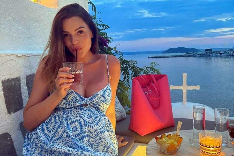 Jelena Kostov trudna