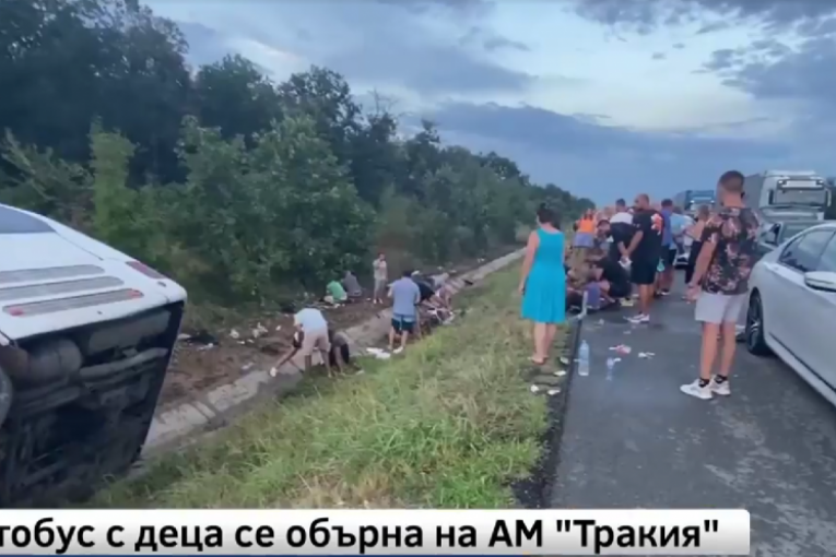 POZNATO KAKO JE DOŠLO DO NESREĆE! Otac jednog deteta ometao vozača, autobus pun dece iz Srbije završio u jarku! (VIDEO)