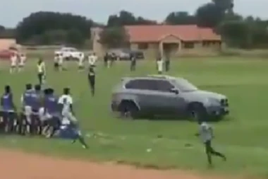 PAO MU MRAK NA OČI: Usred utakmice KOLIMA uleteo na teren da PREGAZI sudiju! (VIDEO)