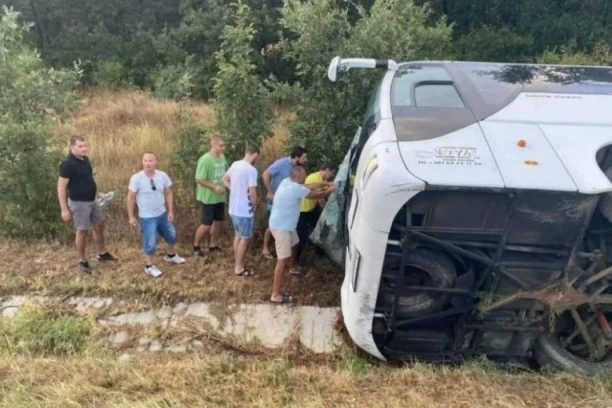 SAZNAJEMO ZAŠTO SE PREVRNUO AUTOBUS U BUGARSKOJ: Polomljene glave, noge i ruke samo zbog jedne GRISINE!