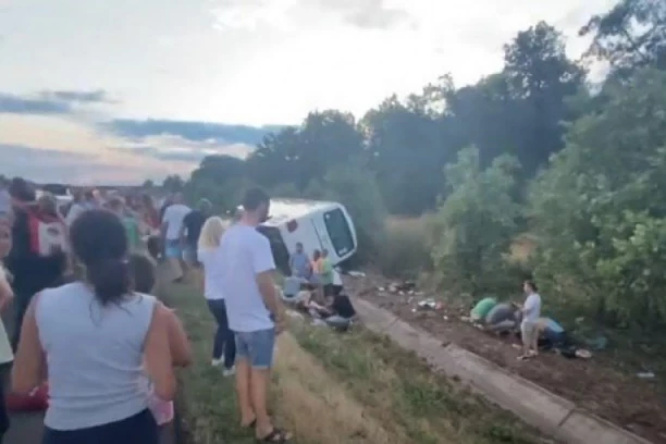 OVO JE VOZAČ AUTOBUSA KOJI JE SLETEO SA PUTA U BUGARSKOJ! Porodica: Nije mu amputirana noga! (FOTO)