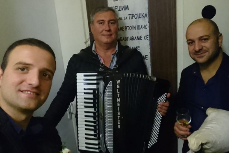 Pevač pesme Vasko Žabata, svira harmoniku