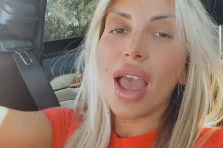 Dalila Dragojević se snima za Instagram