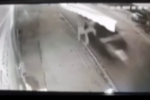 POLOMIO MU OBE NOGE I KIČMU! Pogledajte kako pijani vozač u Vlasotincu u punoj brzini udara mladića! DEČKO U KOMI (UZNEMIRUJUĆI VIDEO)