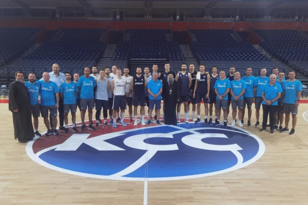 Patrijarh Porfirije u poseti košarkašima Srbije! (FOTO)