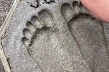 Betonirao ćerkina stopala: OVAJ TATA JE GENIJALAN! Evo kako da to budete i vi (VIDEO)