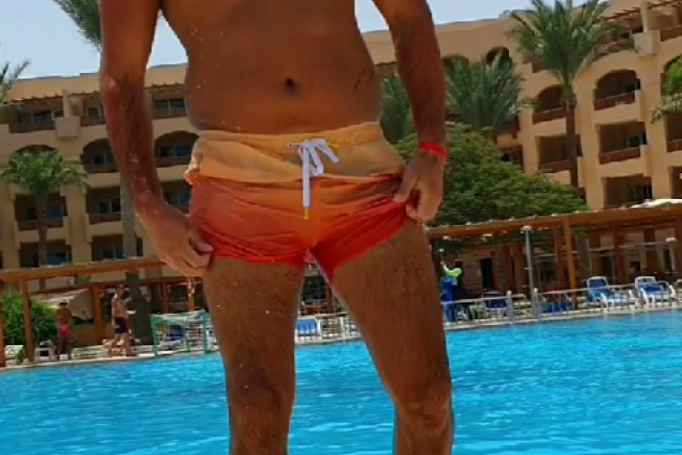 Dejan Dragojević pokazao telo na bazenu