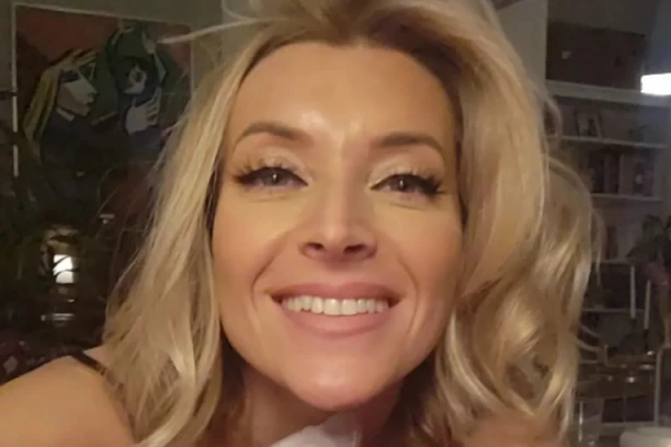 ANĐELKA PRPIĆ VIŠE NE KRIJE DEČKA! Isplivala prva fotografija trudne glumice sa novim partnerom, sve pršti od strasti i ljubavi (FOTO)