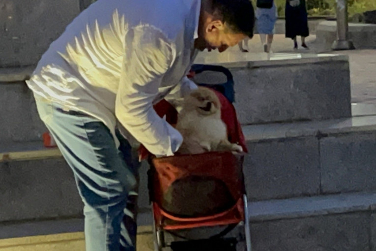 Taki Marinković voza psa Lea