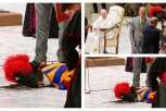 SRUŠIO SE KAO SVEĆA:  Ovakve scene se u Vatikanu ne dešavaju svaki dan! (FOTO)