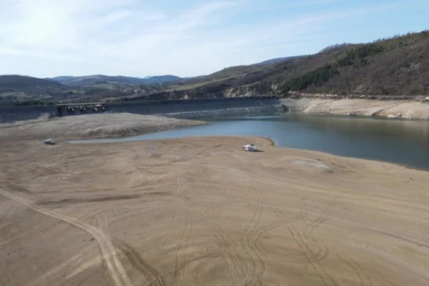 NIKAD GORE U POSLEDNJIH 10 GODINA: Zlatarsko jezero prazno, suša isisala Uvac i Lim (FOTO)
