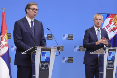 NA STOLU STOLTENBERGA OSAM POGLAVLJA O TERORU: Vučić predao dokumenta generalnom sekretaru NATO - poznato šta se sve nalazi u fascikli