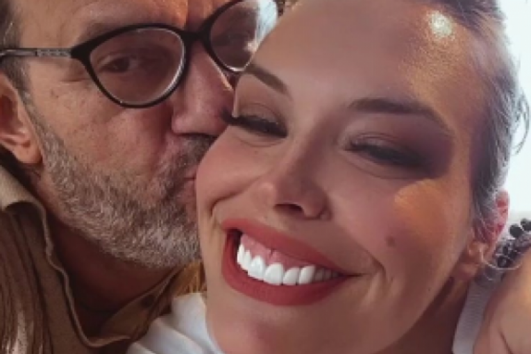 Aca Lukas ljubi plavušu