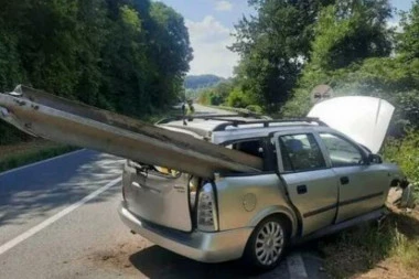 BIZARNA NESREĆA KOD LJIGA: Zaštitna ograda prošla kroz ceo automobil (FOTO)