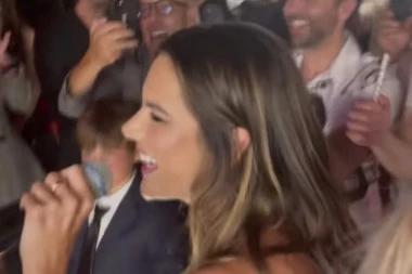 Viktorijin anđeo u PROVODU na beogradskom SPLAVU! Alesandra Ambrozio uzela MIKROFON i napravila ŠOU, oduševljena noćnim životom u našoj prestonici! (FOTO, VIDEO)