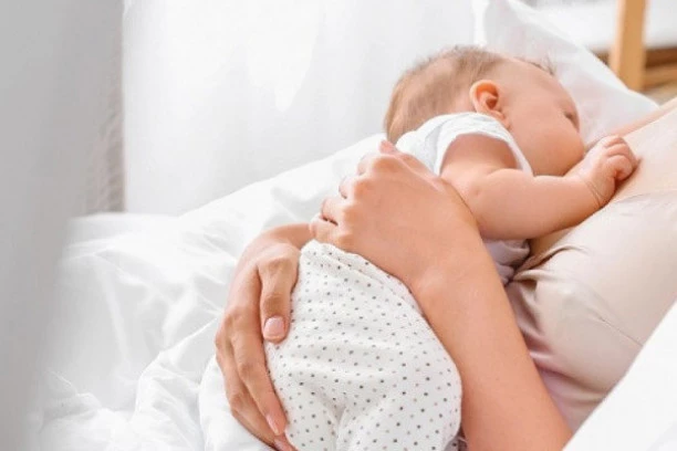 6 pitanja koje NIKAD ne bi trebalo postavljati MAJCI odojčeta