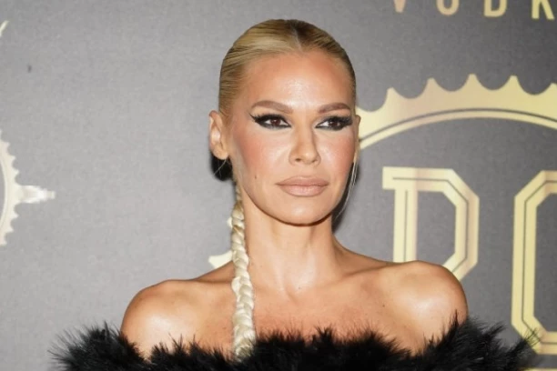 Gola guza, ali nešto drugo VISI SVE DO PODA: Nataša Bekvalac u kombinaciji o kojoj će se dugo pričati! (FOTO)