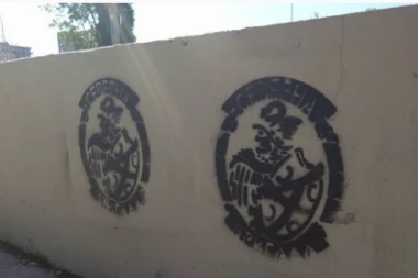 NE BRINITE, TU SMO, ČEKAMO VAS: U Mitrovici osvanuli grafiti sa jasnom porukom! (FOTO)