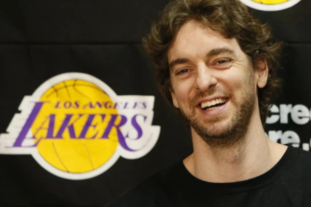 ZBOG NJEGA LEJKERSI POVLAČE DRES SA BROJEM 16: Pau Gasol postaje živa legenda Jezerdžija! (FOTO GALERIJA)