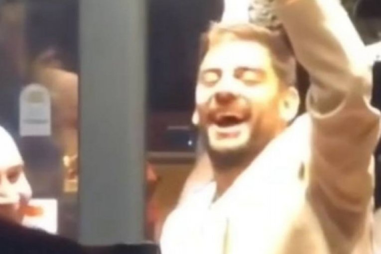 Milan Marić uživa u kafani