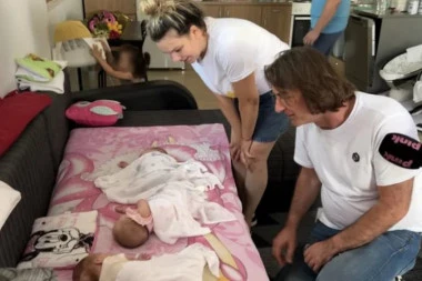 MILION DINARA ZA ČETVORKE IZ KRNJAČE! Željko Mitrović nije časio časa: Evo kako je obradovao roditelje trenutno najpopularnijih beba u Srbiji - NAPUNIO IM DVORIŠTE POKLONIMA (VIDEO)