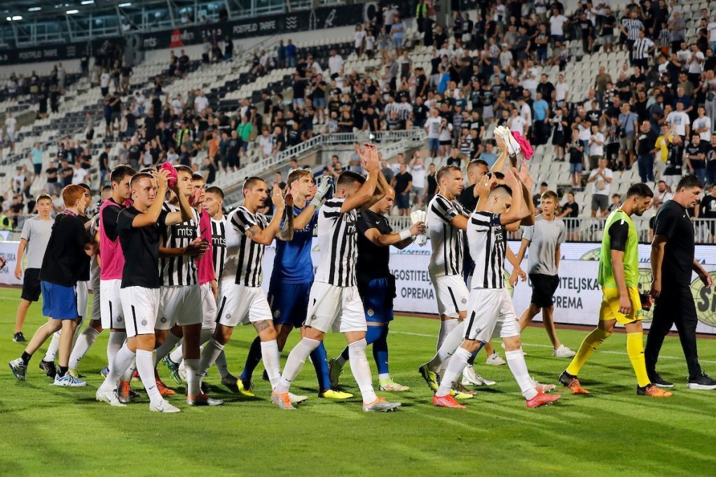 JUG ISPALJEN! Igrači Partizana pozdravili ceo stadion, ali posle povika "Dođite ovamo", otišli pravo u svlačionice (VIDEO/FOTO)