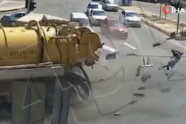 ČUDO NEVIĐENO: Niko ne zna kako je ovaj vozač kamiona uspeo da preživi stravičan udes